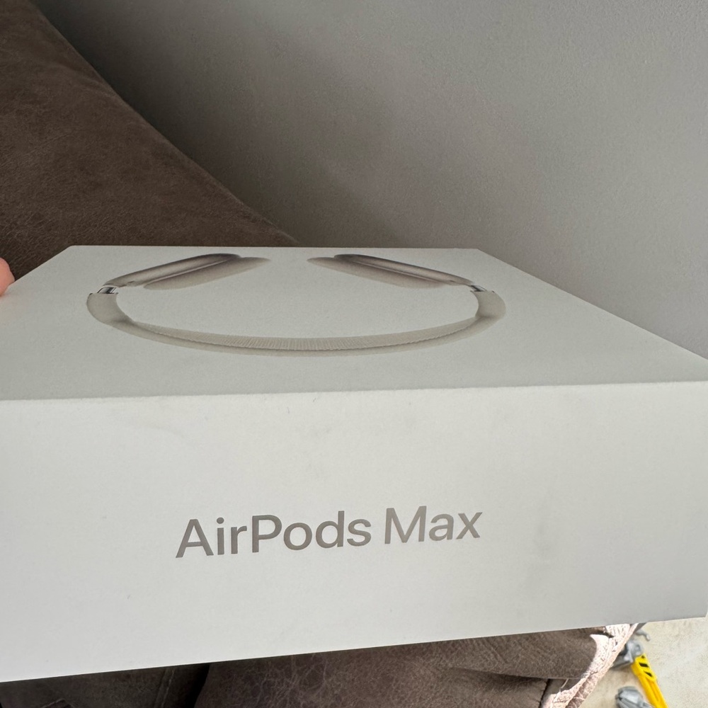 Apple AirPods Max in Elegant Silver - Picture 3 of 3